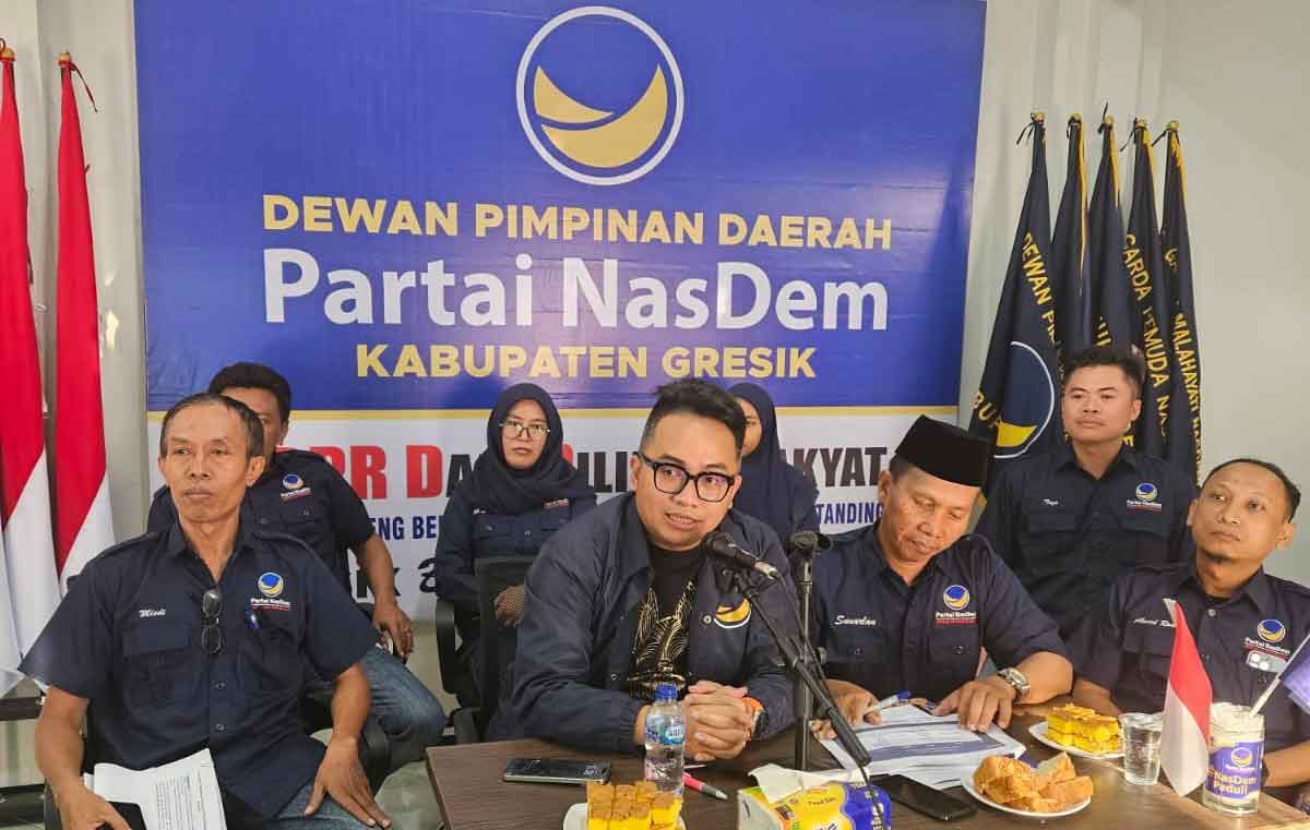 Ketua Bapilu NasDem Gresik, Akhmad Roni, saat konferensi pers. Foto: Ist