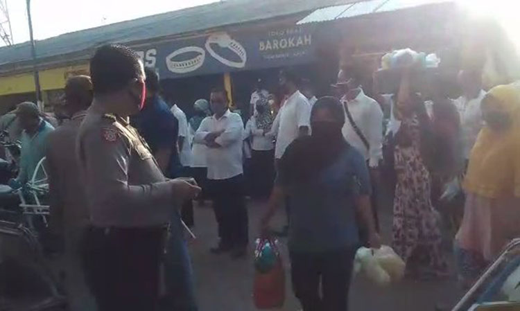 Dinas Perdagangan Bangkalan saat melakukan pembenahan terkait pedagang yang berjualan di area depan Pasar Kamal, Rabu (1/7/2020).