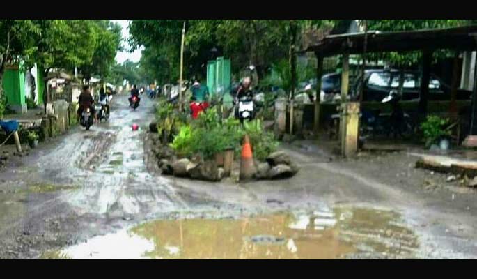 Taman di tengah Jalan Desa Tawangsari sengaja dibangun warga  sebagai bentuk protes ke Pemkab Mojokerto.