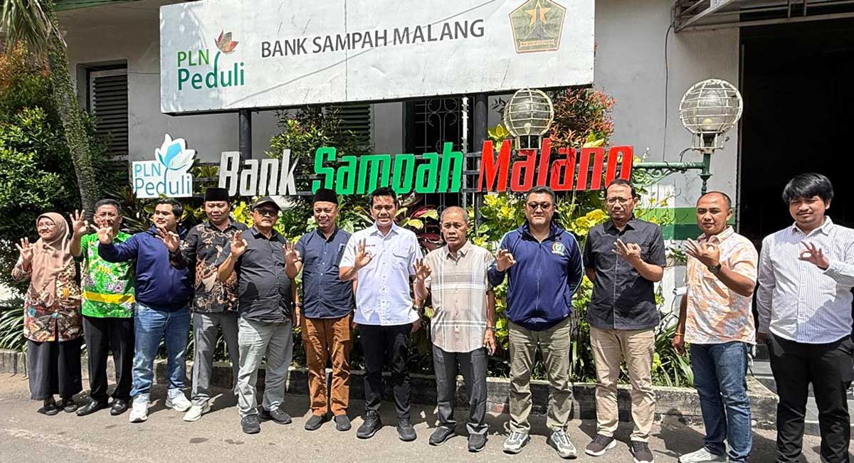 Rombongan dari Komisi III DPRD Kabupaten Pasuruan saat berkunjung ke Bank Sampah di Kota Malang.