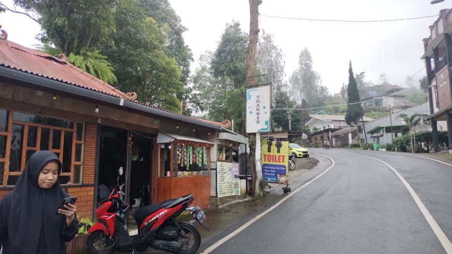 Pelaku usaha di kawasan wisata Gunung Bromo mengeluhkan omzet yang menurun diakibatkan tarif tiket masuk yang melonjak sehingga wisatawan menurun