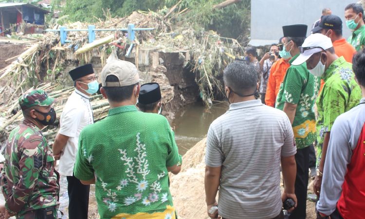 Sekda Kabupaten Pasuruan Anang Syaiful WIjaya bersama beberapa kepala OPD serta BPBD melakukan peninjuan ke lokasi bencana. (foto: ist)