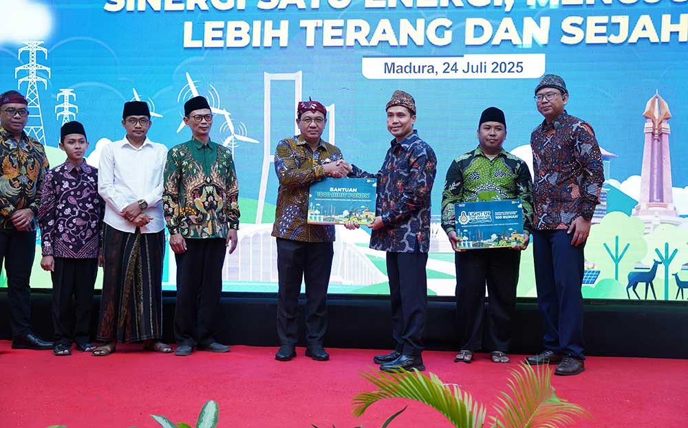 General Manajer PLN UID Jawa Timur, Ahmad Mustaqir (kanan), dalam Forum Bertemakan "Sinergi Satu Energi, Menuju Madura Lebih Terang dan Sejahtera".