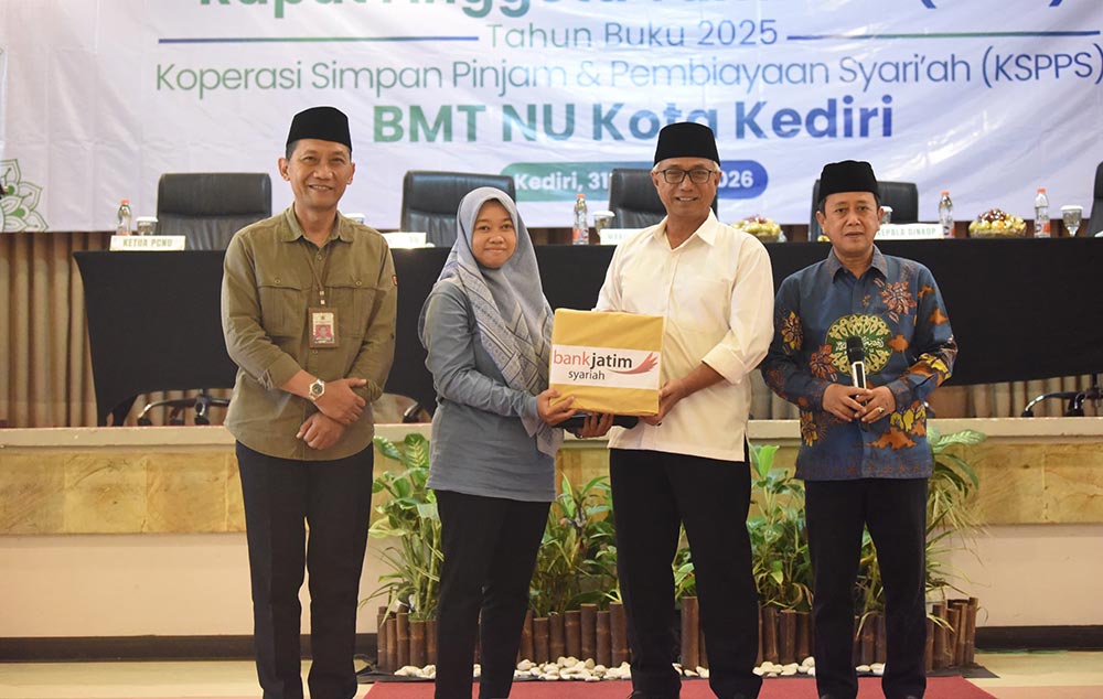 Gus Qowim saat menyerahkan bantuan didampingi Kepala Dinkop UMTK Kota Kediri Eko Lukmono Hadi (kiri) dan Ketua PCNU Kota Kediri, KH.Abu Bakar Abdul Jalil. Foto: Ist. 
