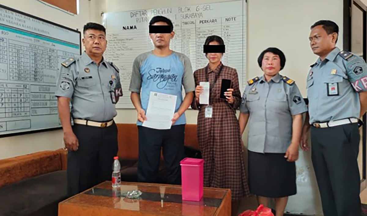 Tersangka saat bersama petugas di Rutan Surabaya.