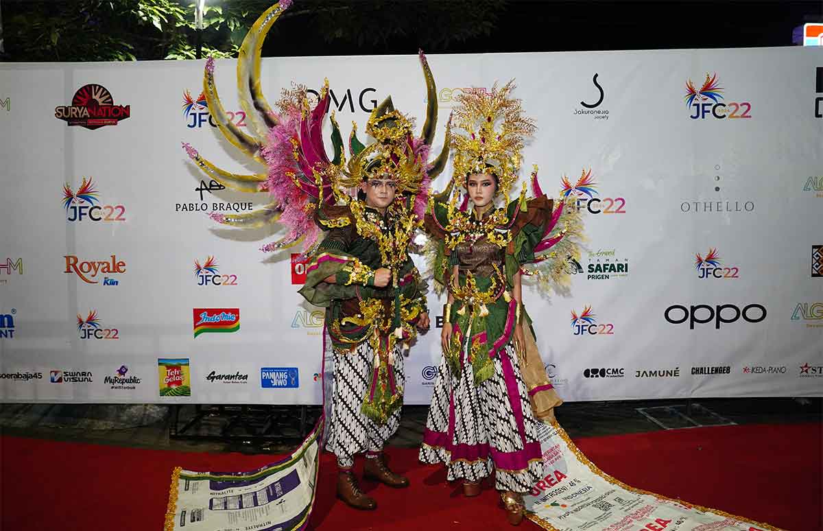 Dua model saat memeragakan artwear Petrokimia Gresik berbahan kantong pupuk di Jember Fashion Carnaval 2024. Foto: Ist