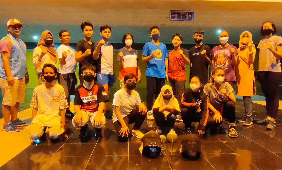 Pengurus Wilayah Ikasi Jawa Timur Bidang Prestasi, Badrul Alam (berdiri paling kiri) dan Pelatih Farent Actriestania Welafara (berdiri paling kanan) bersama sebagian calon atlet anggar Kota Kediri yang mengikuti latihan. foto: MUJI HARJITA/ BANGSAONLINE