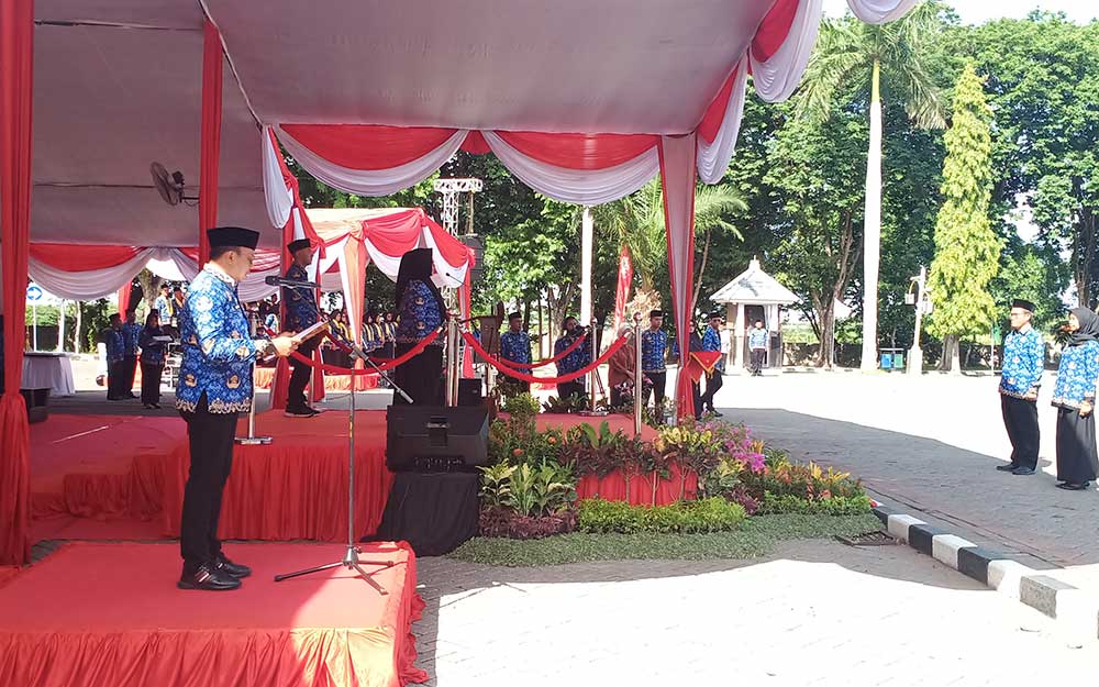 Wabup Gresik Aminatun Habibah saat memimpin upacara HUT Korpri, PGRI, dan HKN 2024. Foto: SYUHUD/ BANGSAONLINE