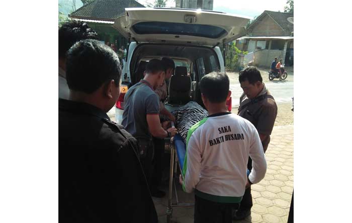 Sejumlah petugas saat melakukan evakuasi mayat korban. foto: ist.