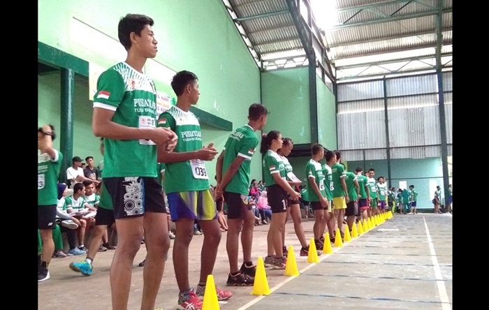 Para atlet sedang melakukan tes kebugaran.