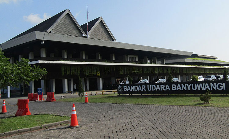 Bandara Banyuwangi kembali ditutup sementara karena ada abu vulkanik erupsi Gunung Raung. (foto: ist)