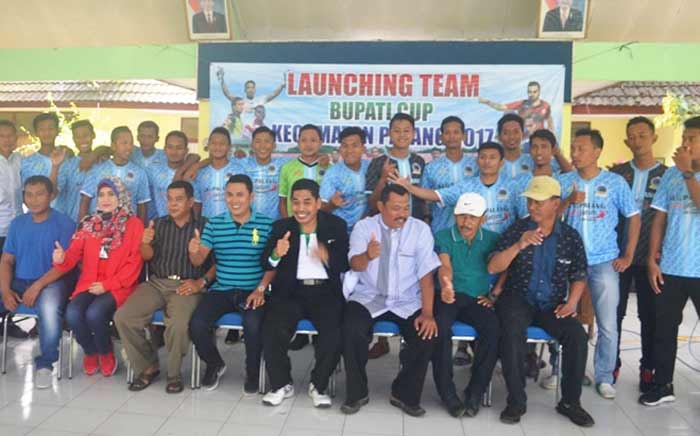 Manajer tim, Cancoko, bersama Fokompimcam Palang serta pemain foto bersama usai launching tim.