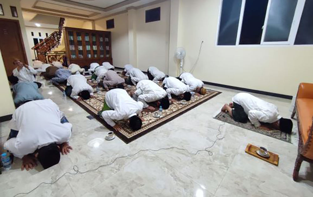 Prof Dr KH Asep Saifuddin Chalim, MA saat menjadi imam salat hajat sedang sujud bersama para kiai di kediaman Neng Imah, salah seorang putrinya, di lingkungan Pondok Pesantren Amanatul Ummah Jalan Siwalankerto Utara Surabaya. Foto: mma/bangsaonline.com