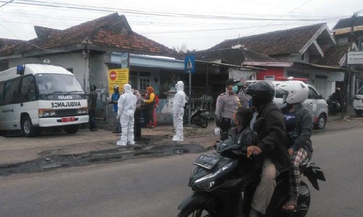 Proses evakuasi warga Giripurno ke Hotel Mutiara, pada Selasa (2/5) yang lalu.