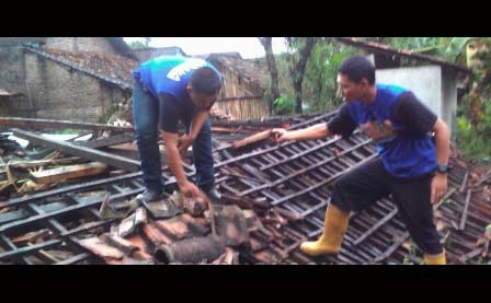 Tagana beserta SAR Gabungan melakukan upaya evakuasi sisa reruntuhan bangunan yang roboh.