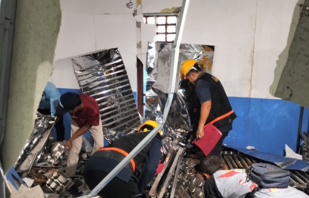 Tim Labfor Polda Jatim saat melakukan pemeriksaan di TKP ledakan 