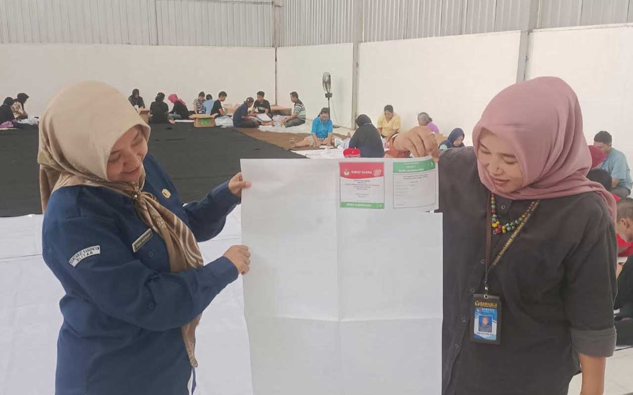 Salah satu surat suara rusak yang ditunjukkan oleh petugas Bawaslu Blitar.