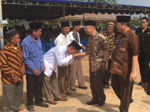 KH Ir Salahuddin Wahid saat menghadiri peletakan batu pertama pembangunan Pondok Pesantren Al-Hijaz Tebuireng di Desa Air Kati Kecamatan Sindang Dataran Bengkulu. Foto: rakyatbengkulu.com 