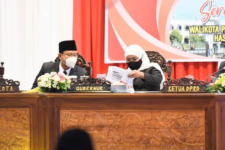 Gubernur Jawa Timur Khofifah Indar Parawansa dan Wali Kota Pasuruan Saifullah Yusuf dalam acara Sertijab Wali Kota Pasuruan dari Plh. Wali Kota Pasuruan Anom Suraho, S.H., M.Si., kepada Wali Kota Pasuruan terpilih H. Saifullah Yusuf (Gus Ipul) dan Wakil Wali Kota Pasuruan Adi Wibowo, S.S.T.P., M.Si., di Gedung DPRD Kota Pasuruan, Senin (1/3) malam. foto: ist