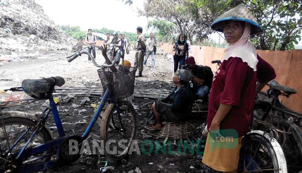 Petugas Pol PP berjaga di lokasi setelah membongkar belasan bangunan liar. foto: yudi eko purnomo/ BANGSAONLINE