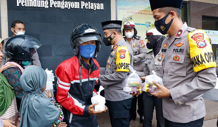 Kapolres Jombang, AKBP Moh Nurhidayat, saat membagikan takjil kepada masyarakat.