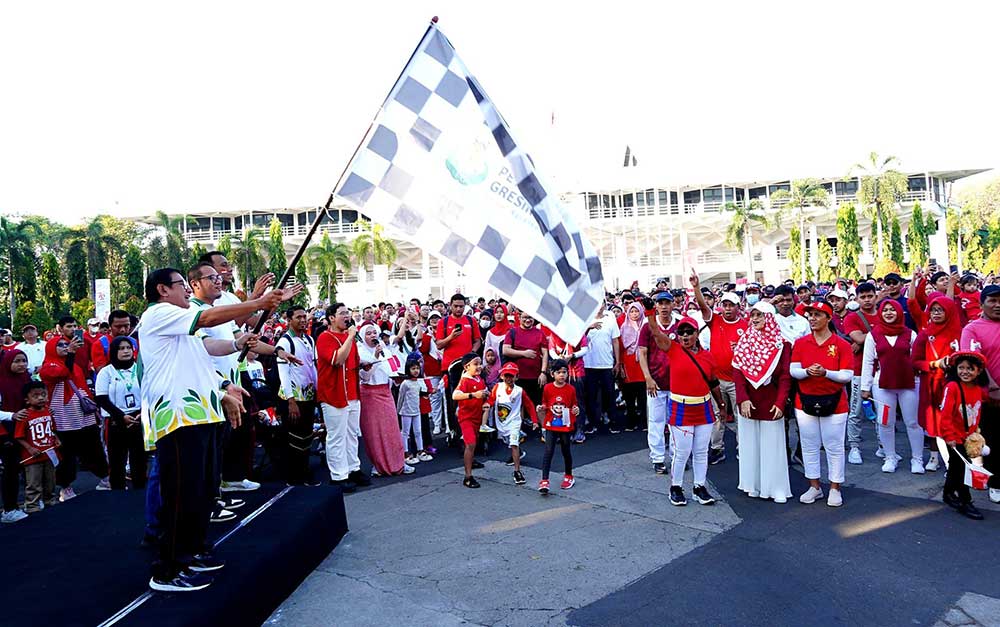 Direktur Utama PG, Dwi Satriyo Annurogo, saat membuka kegiatan fun walk dalam rangka merayakan HUT ke-79 Kemerdekaan RI di Gresik.