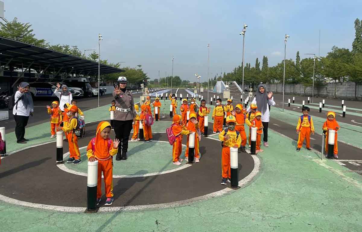 Para siswa TK Al Khairiyah saat berkunjung ke Satpas Prototype Polres Mojokerto Kota.