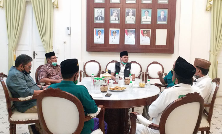 Bupati Abdul Latif Imron Amin didampingi Wakil Bupati Drs. Mohni dan Pjs. Sekda Ishak Sudibyo saat menerima jajaran pengurus DPC PKB Bangkalan.