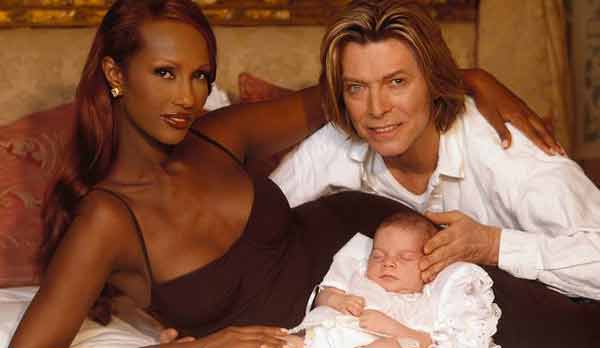 Mendiang David Bowie bersama istrinya, supermodel Rex Iman, dan putrinya Alexandria Zahra Jones. foto:repro mirror.co.uk