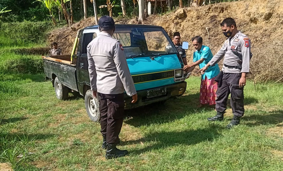 Petugas Satlantas Polres Pamekasan saat mengevakuasi pikap yang terguling,