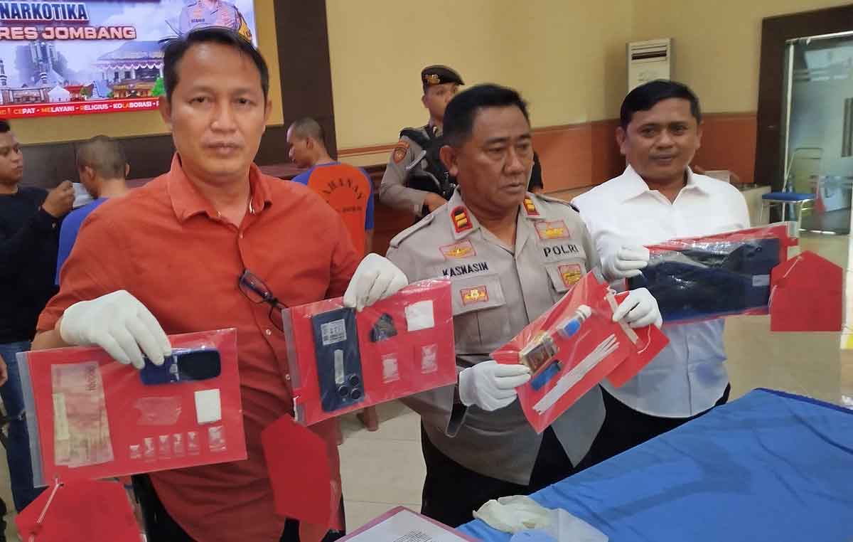 Kasatresnarkoba Polres Jombang, AKP Ahmad Yani, saat konferensi pers.