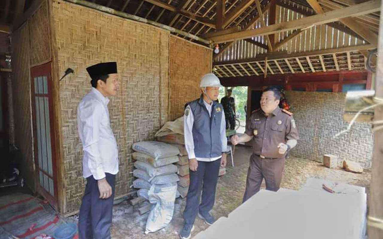 Wakil Bupati Trenggalek, Syah Natanegara bersama Kepala Dinas Pekerjaan Umum dan Penataan Ruang (PUPR) kabupaten setempat saat meninjau langsung kegiatan TMMD ke-120 di Desa Tanggaran, Kecamatan Pule, Kabupaten Trenggalek, Rabu (8/5/2024).