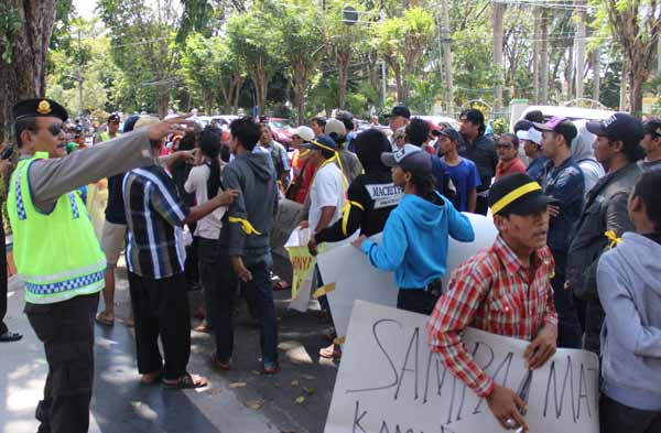 TOLAK - Aksi para jagal sapi saat melakukan unjuk rasa di gedung DPRD Sidoarjo. (khumaidi/BANGSAONLINE)