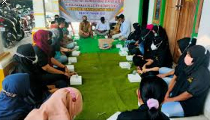  Suasana pelatihan pelintingan rokok. 