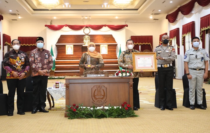 Gubernur Jawa Timur Khofifah Indar Parawansa menerima penghargaan Top 5 Outstanding Achievement of Public Service Innovation 2021 secara virtual dari Gedung Negara Grahadi Surabaya, Selasa (9/11).