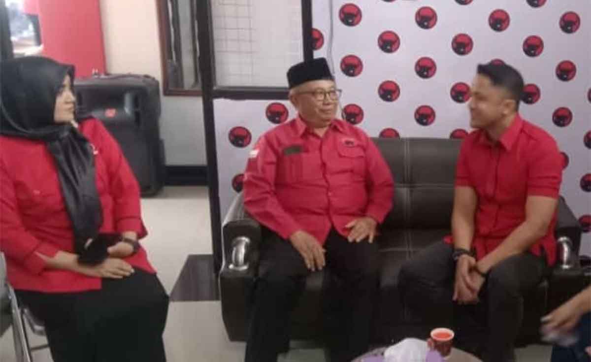 Hengky Kurniawan saat berada di Kantor DPC PDIP Kabupaten Blitar.