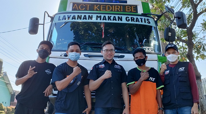 Iwan Kurnia, Kepala Cabang ACT Kediri (tengah tanpa masker) bersama Relawan ACT Kediri di depan Humanity Food Truck. Foto: Muji Harjita/ BANGSAONLINE.com 