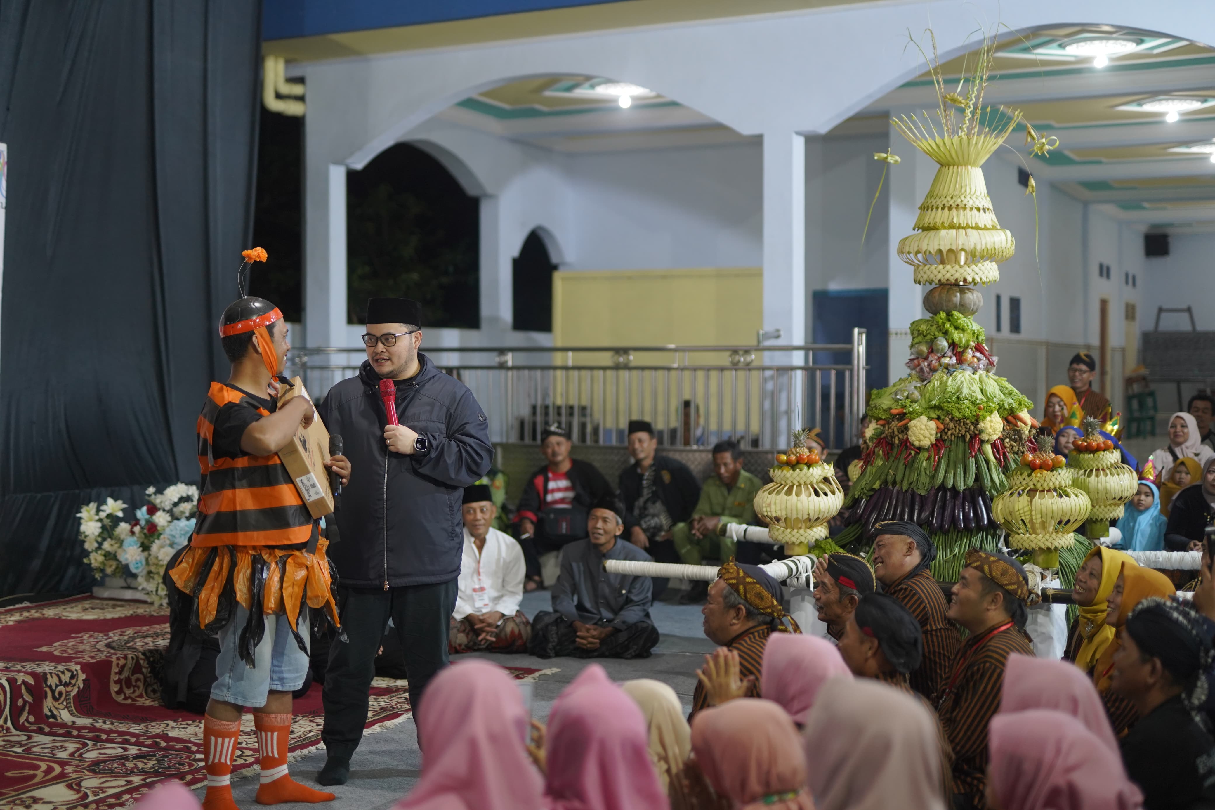 Bupati Kediri Hanindhito Himawan Pramana saat berdialog dan memberi hadiah kepada Ikhsan (dok. Ist)