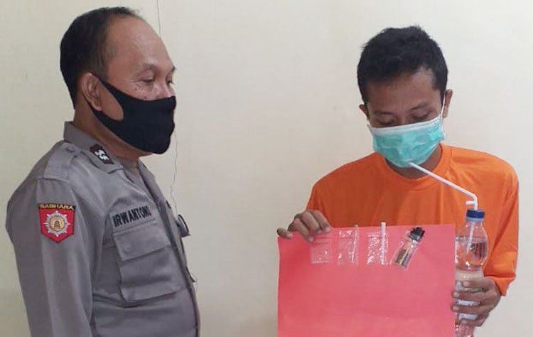 Yoga Adi Prasetyo dan barang bukti yang berhasil diamankan Perugas Polsek Ngadiluwih. (foto: ist).