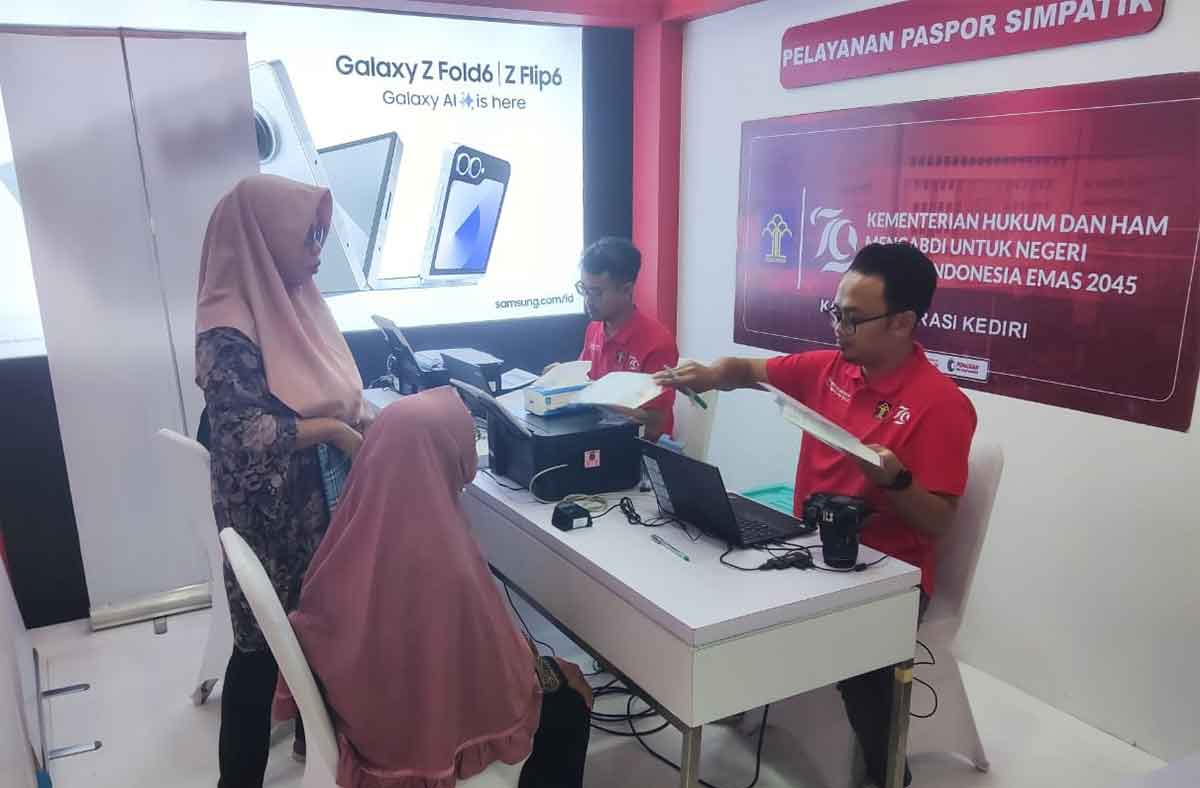 Petugas dari Kantor Imigrasi Kediri saat melayani warga yang hendak mengurus paspor. Foto: Ist