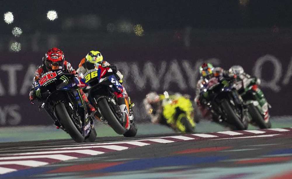 Quartararo dibayangi Joan Mir saat balapan di Sirkuit Losail, akhir pekan lalu.