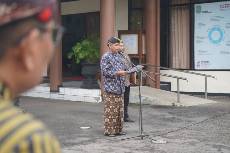 Sekda Trenggalek Edy Supriyanto saat memimpin upacara Hari Pendidikan Nasional 