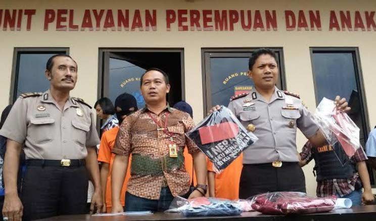 Polisi menunjukkan barang bukti kasus lima pemuda memerkosa siswi asal Jombang, di Mapolres Mojokerto Kota, kemarin. foto dtc
