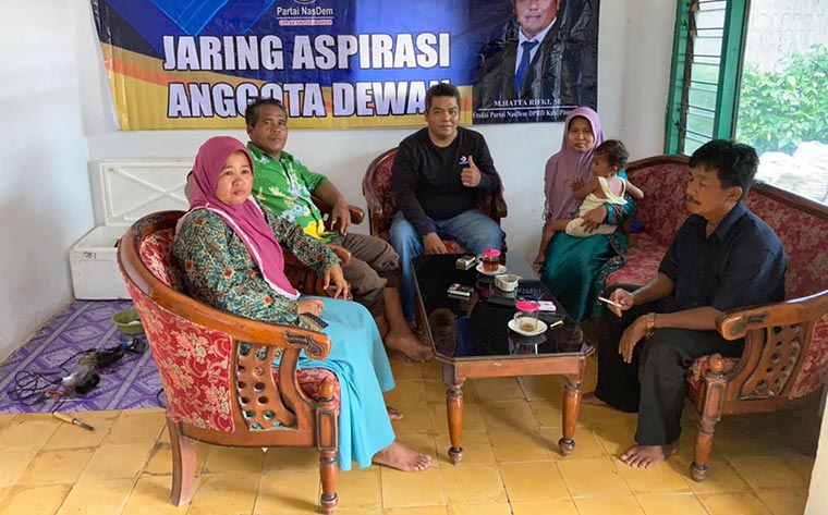 Salah satu anggota DPRD Pasuruan menggelar reses dengan sistem shift. Tiap pertemuan dibatasi hanya 5 orang.  
