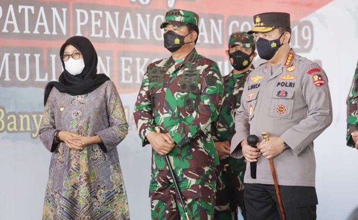 Panglima TNI Marsekal TNI Hadi Tjahjanto dan Kapolri Jenderal Pol Listyo Sigit Probowo meninjau Serbuan Vaksinasi Maritim di Banyuwangi.