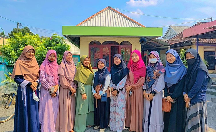 Para Santriwati Ponpes Zainal Abidin Bungah Gresik saat akan dipulangkan selama PPKM darurat. (foto: ist)