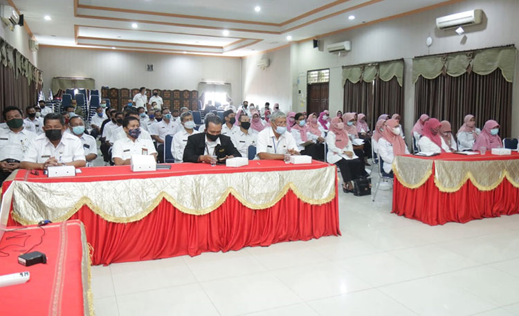 Wali Kota Probolinggo Habib Hadi Zainal Abidin melakukan pembinaan terhadap para pengawas dan kepala sekolah (kasek) SD/SMP. Giat pembinaan itu digelar di aula disdikbud setempat, Rabu (10/3/2021). (foto: ist)