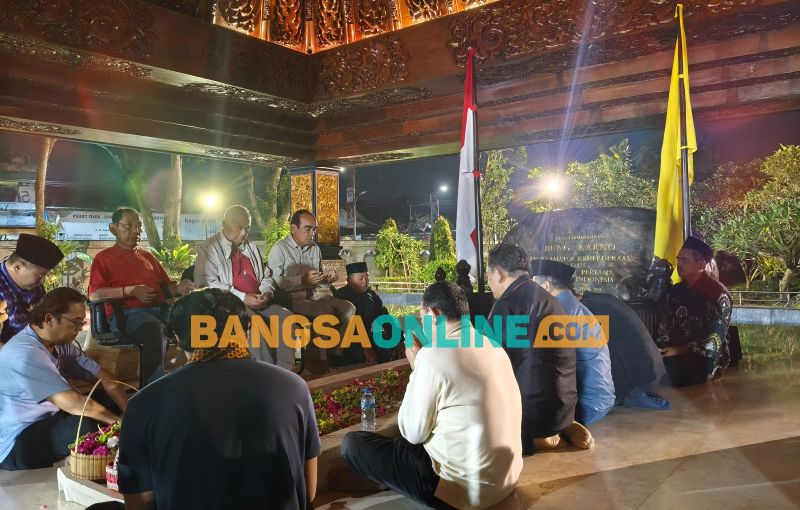 Rombongan PA GMNI saat ziarah ke makam Bung Karno. Foto: Akina Nur Alana/BANGSAONLINE