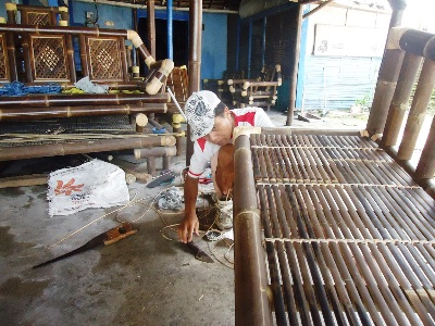 pengrajin sdangmenyelesaikan karyanya.foto:eky Nurhadi/bangsaonline