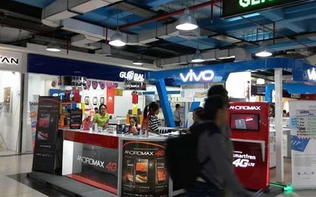 Suasana penjualan handphone di WTC Surabaya. Foto: Ist.